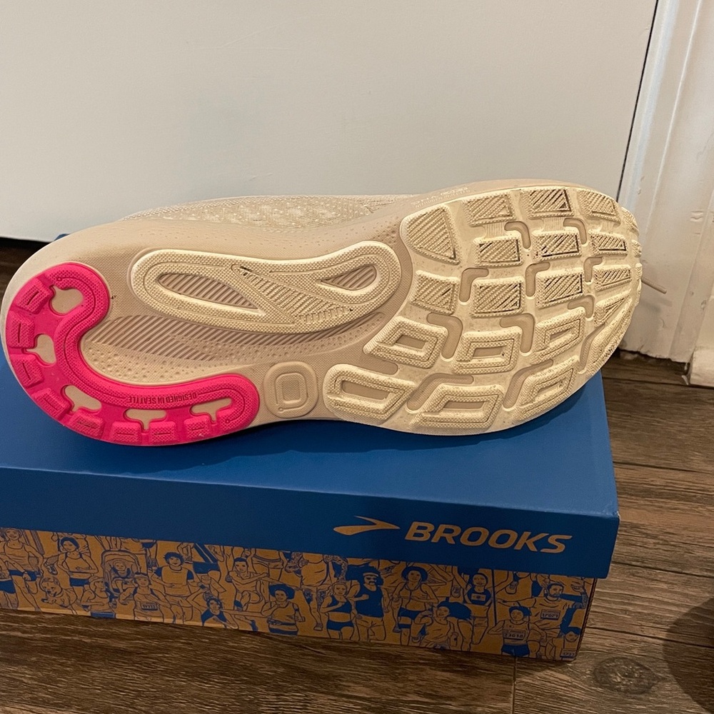 Brooks Women's Adrenaline GTS 24 - Cream and Pink - Picture 4 of 9